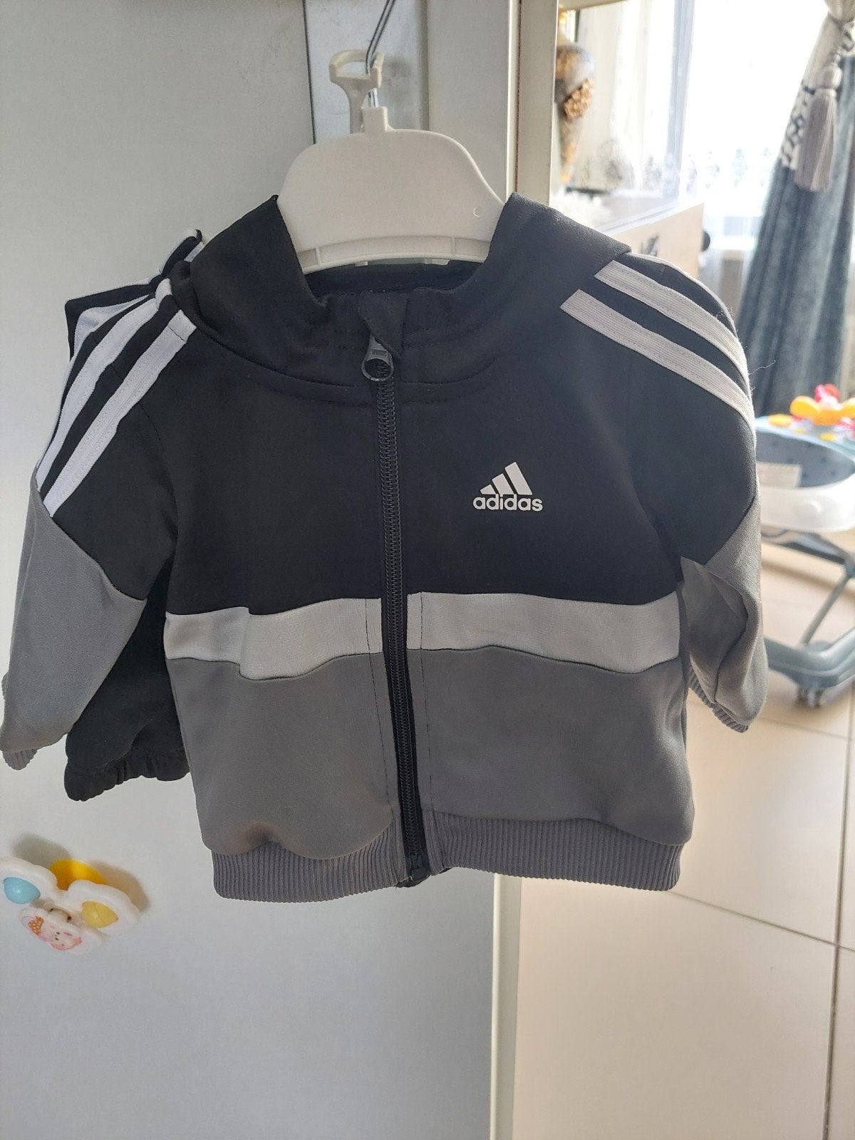 Adidas baby trainingspakje - Zwart/Grijs (maat 62), Adidas, Jongetje of Meisje, Ophalen of Verzenden, Zo goed als nieuw