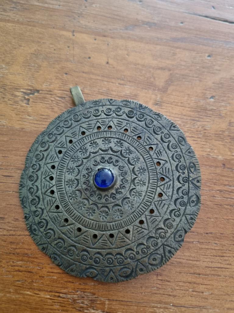 Antieke speld, broche of pin. Metaal met blauwe steen, Sieraden, Tassen en Uiterlijk, Antieke sieraden, Ophalen of Verzenden, Overige materialen