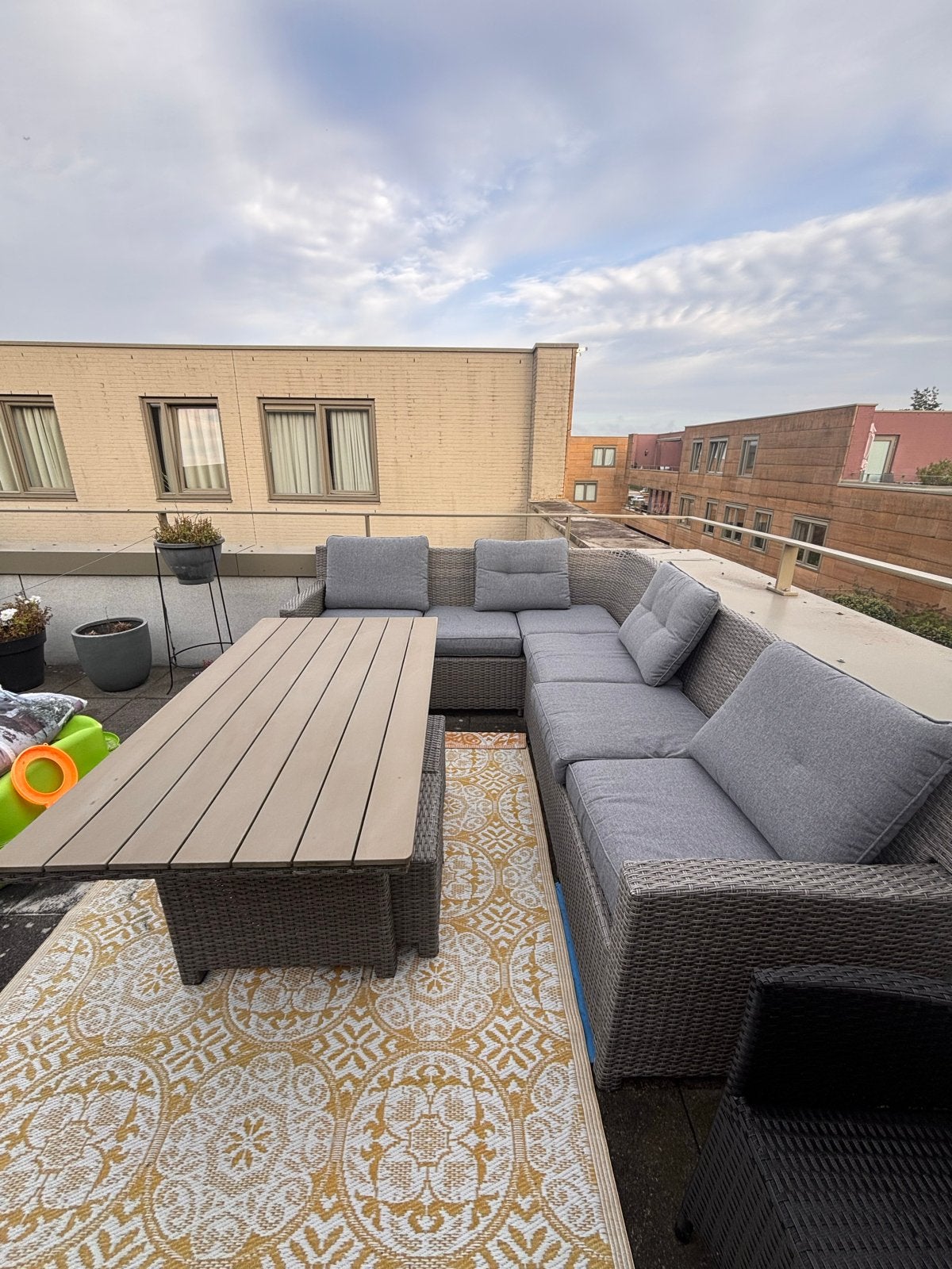 Loungebank met tafel en opbergbox -  in goede staat