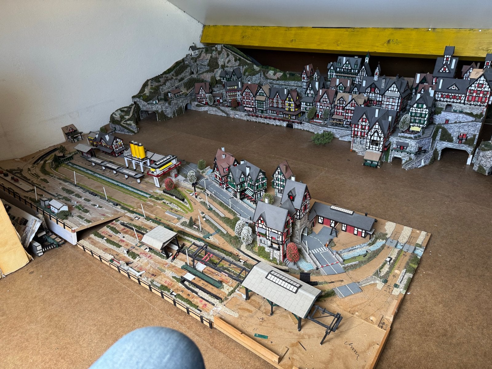 Grote modelbaan met houten huisjes en landschap, Ophalen of Verzenden, Gebruikt, Brug, Tunnel of Gebouw