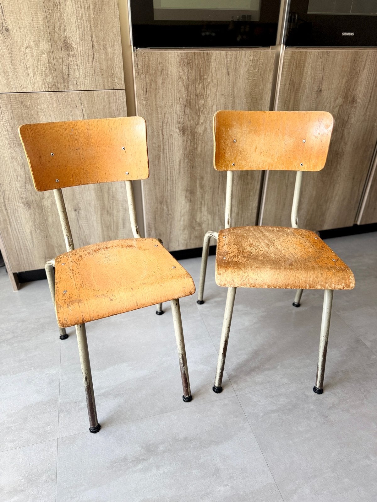 van twee vintage schoolstoelen, Ophalen, Zo goed als nieuw, Bruin, Twee