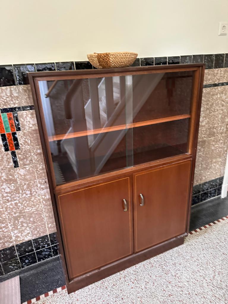 Vintage houten vitrinekast met glazen deuren, Ophalen