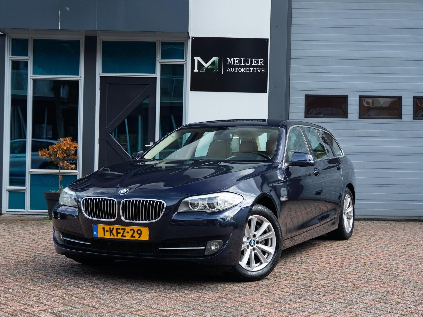 BMW 528i Touring High Executive|Leder|Aut.|Navi Pro|Stoelv.|, Auto's, BMW, Automaat, Euro 5, Gebruikt, 2000 kg