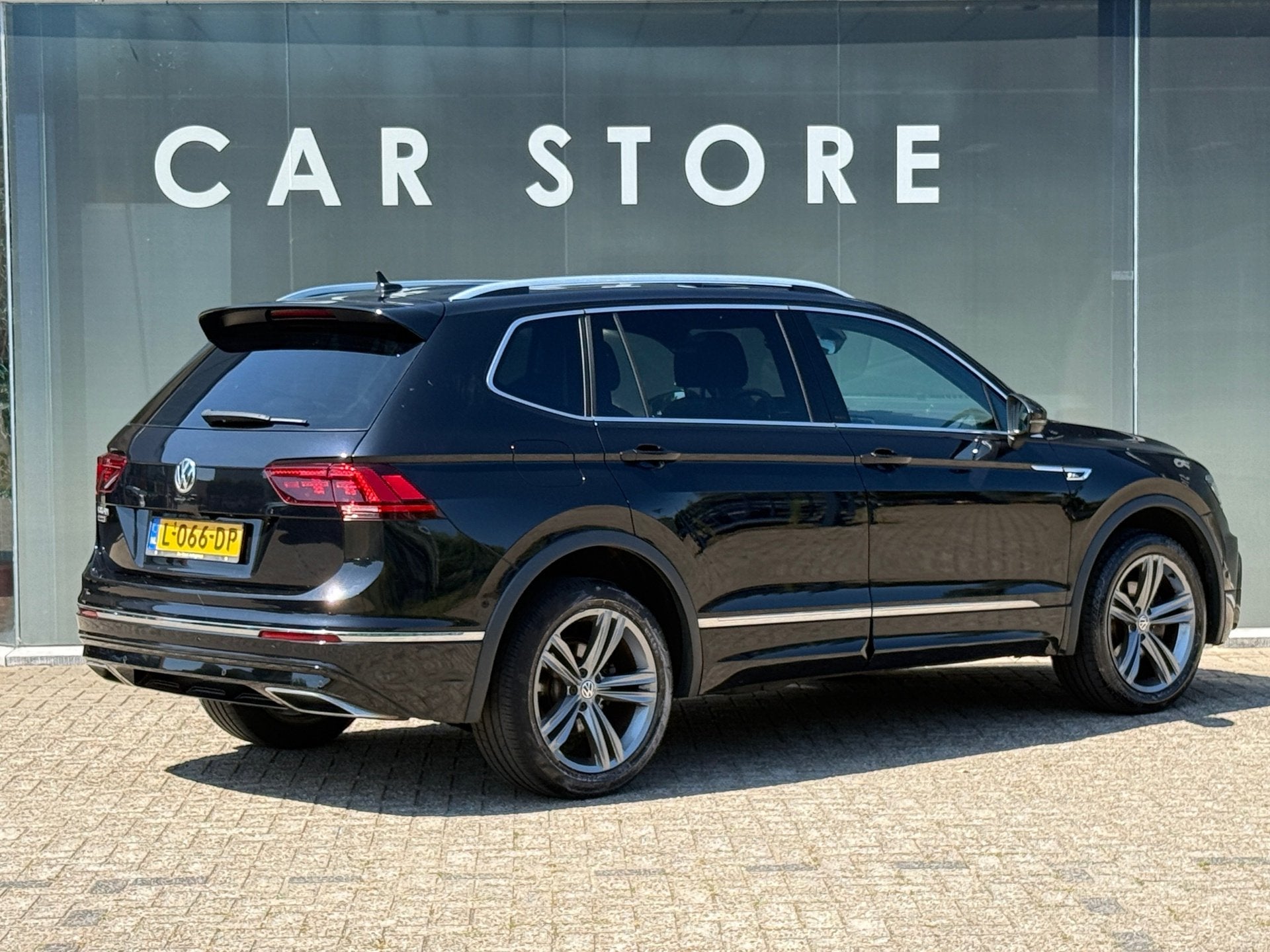 Volkswagen Tiguan Allspace 1.5 TSI Highline R-Line 7pers Pan, Auto's, Volkswagen, 4 cilinders, 150 pk, 7 stoelen, Zwart