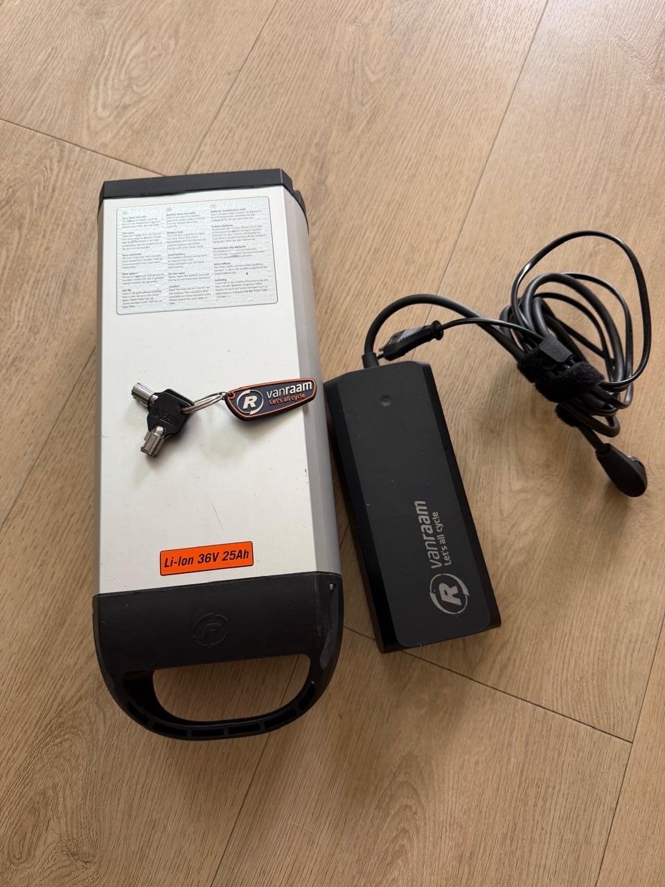 Van Raam Li-ion 36V 25Ah Accu met Oplader en Sleutels, Ophalen of Verzenden, Gebruikt