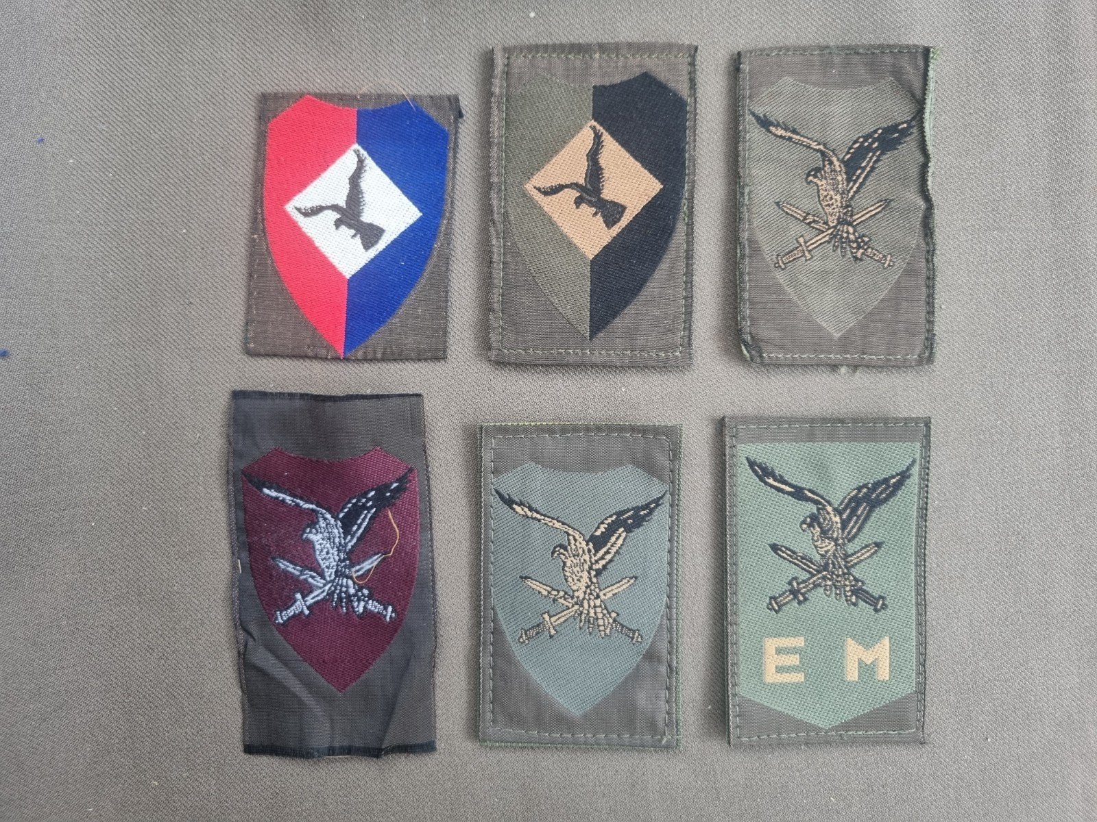 6 mouwemblemen Luchtmobiele Brigade, Verzamelen, Ophalen of Verzenden, Landmacht, Nederland, Embleem of Badge