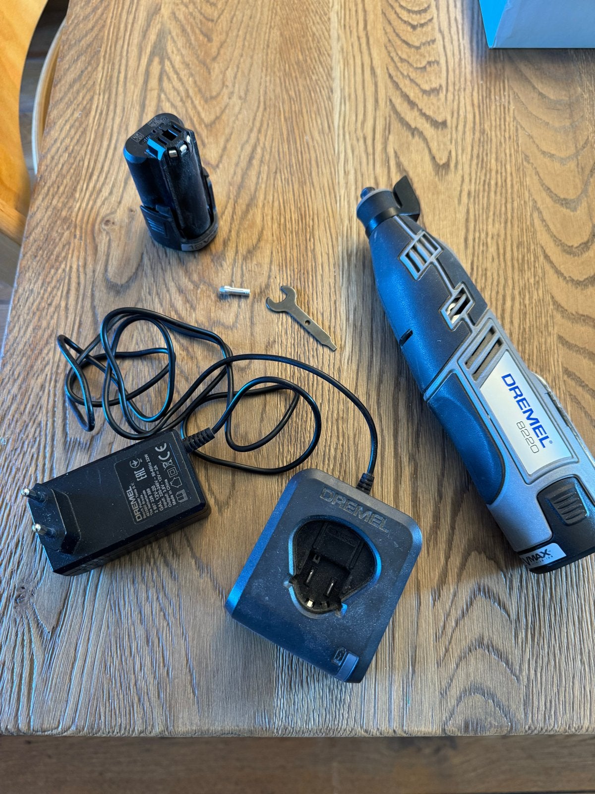 Dremel 8220 met 2 accu's en oplader, Ophalen of Verzenden, Gebruikt, Multitool, Bosch