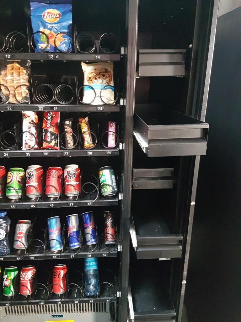 Combi Automaat met Gekoelde Voorraadruimte, Ophalen