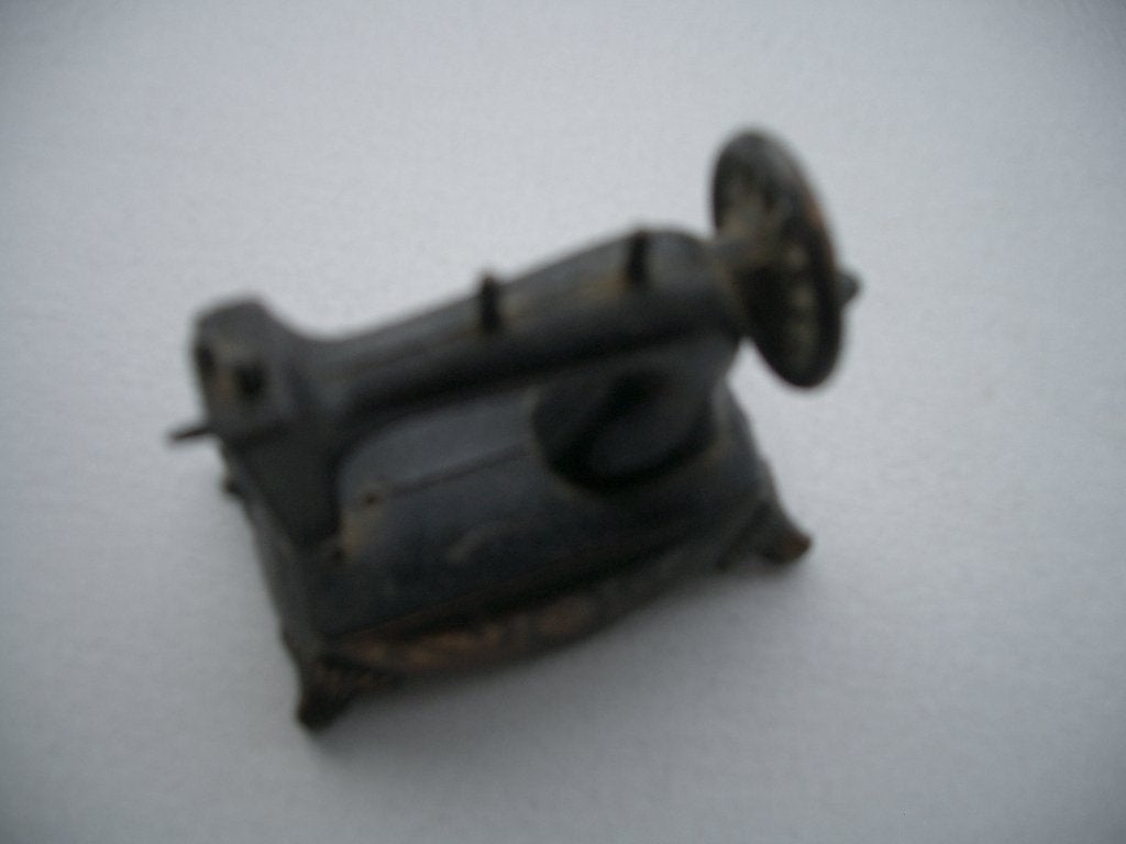 koper puntenslijper antiek miniatuur naaimachine potlood, Ophalen of Verzenden, Koper