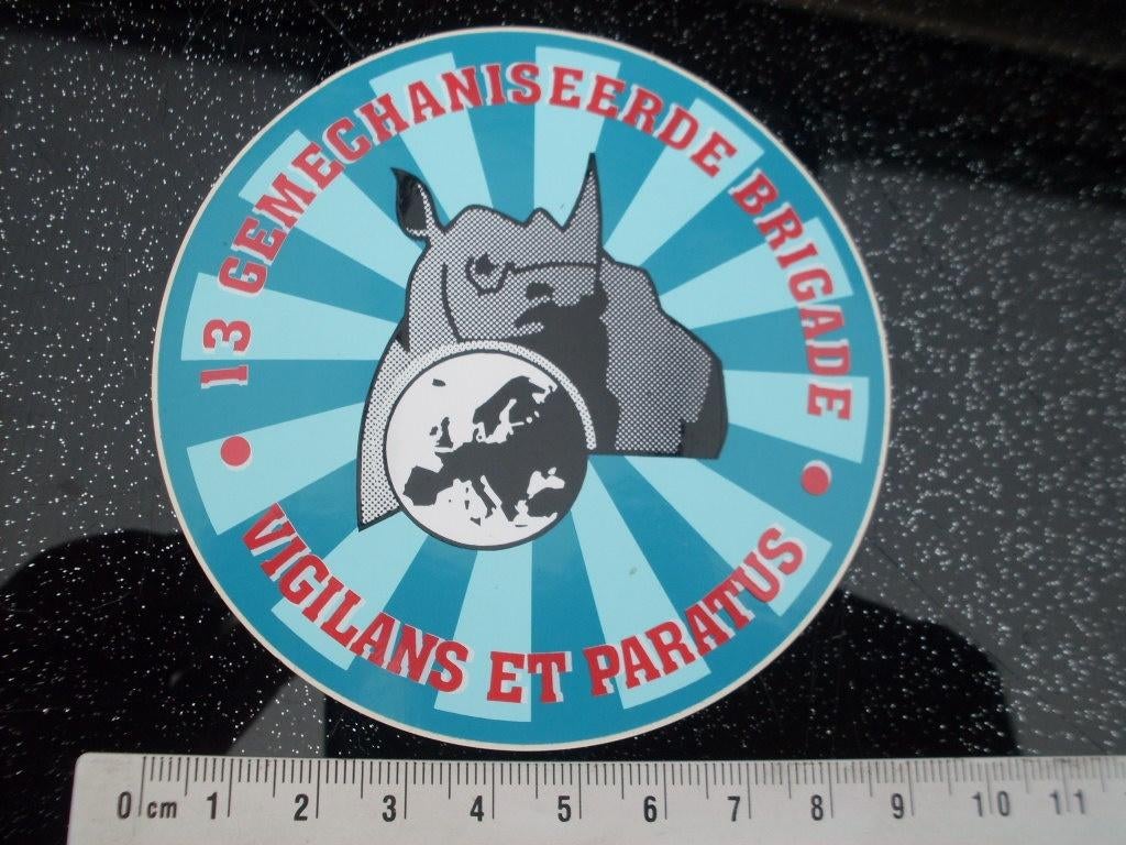 sticker 13 gemechaniseerde brigade logo neushoorn leger, Verzamelen, Verzenden, Zo goed als nieuw, Bedrijf of Vereniging