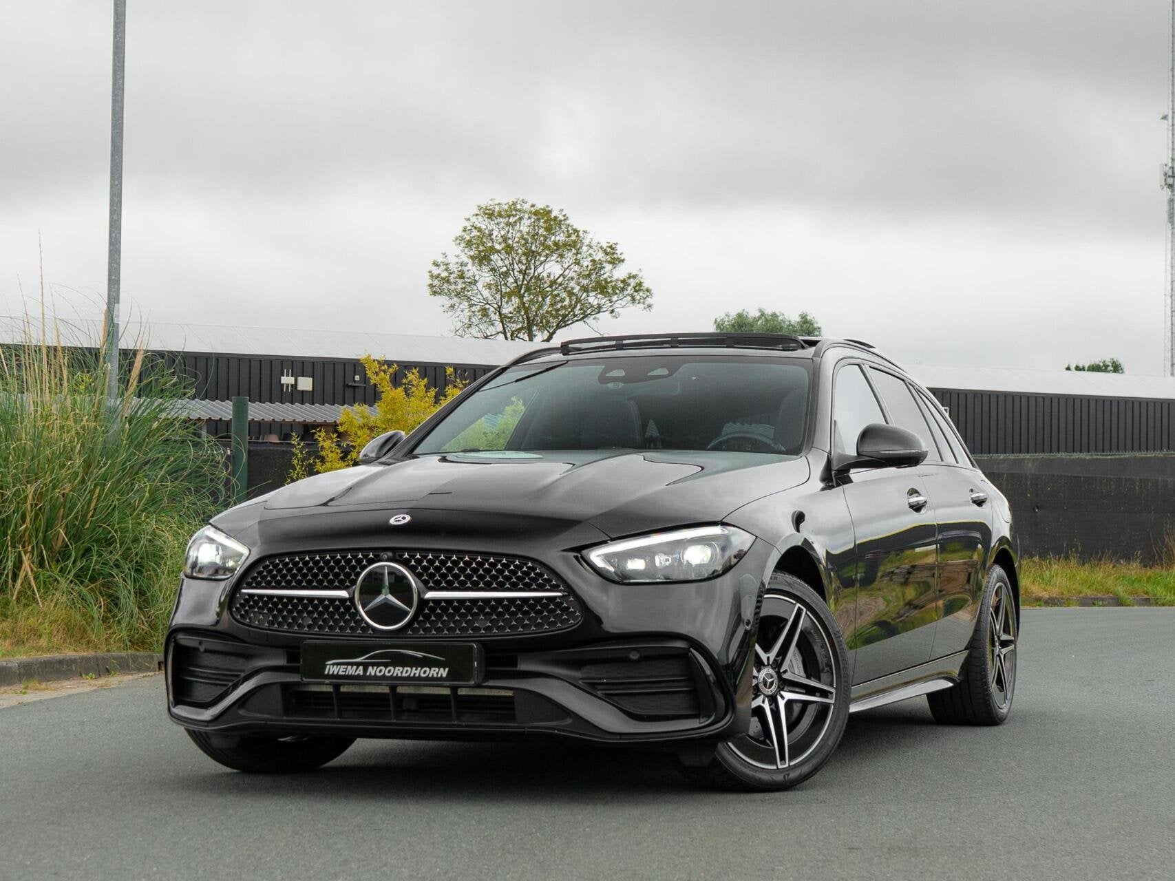 Mercedes C-klasse Estate 300 e AMG|Pano|Massage|Burmester®|, Auto's, Automaat, Achterwielaandrijving, Gebruikt, Zwart