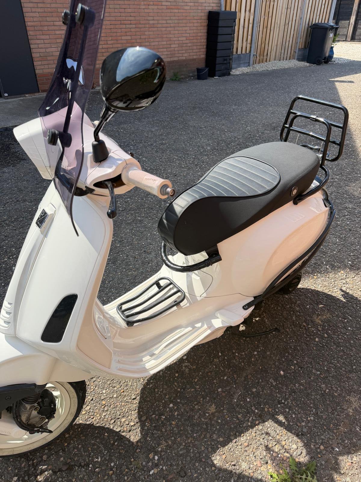 Vespa Sprint 50, vele opties, z.g.a.n, lage km stand, 2023, Fietsen en Brommers, Scooters | Vespa, Ophalen, Overige modellen, Maximaal 45 km/u