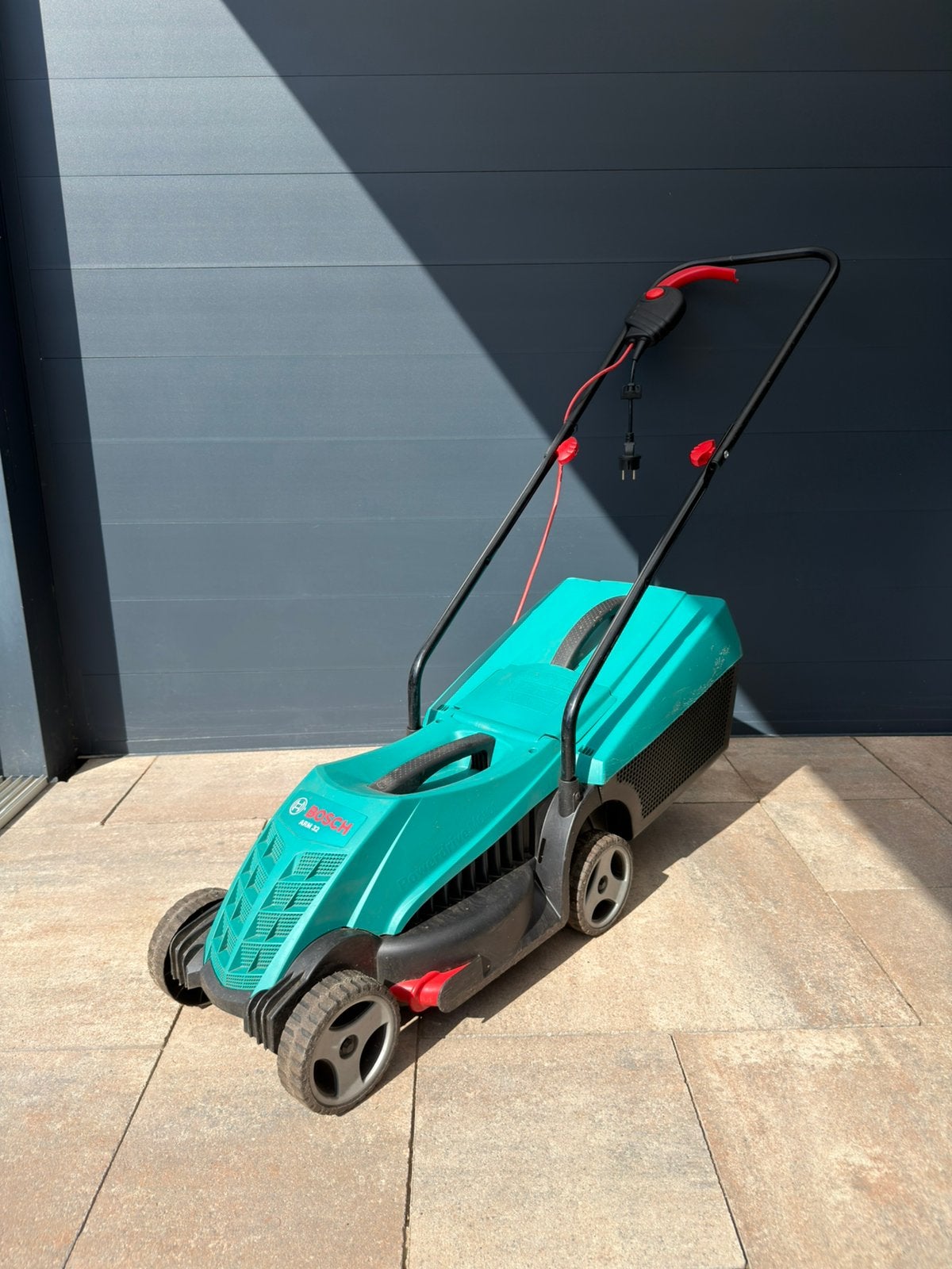 *ZGAN* BOSCH Arm 32 Grasmaaier + 1 nieuw mes, Ophalen, Elektrische grasmaaier, Zo goed als nieuw, Opvangbak