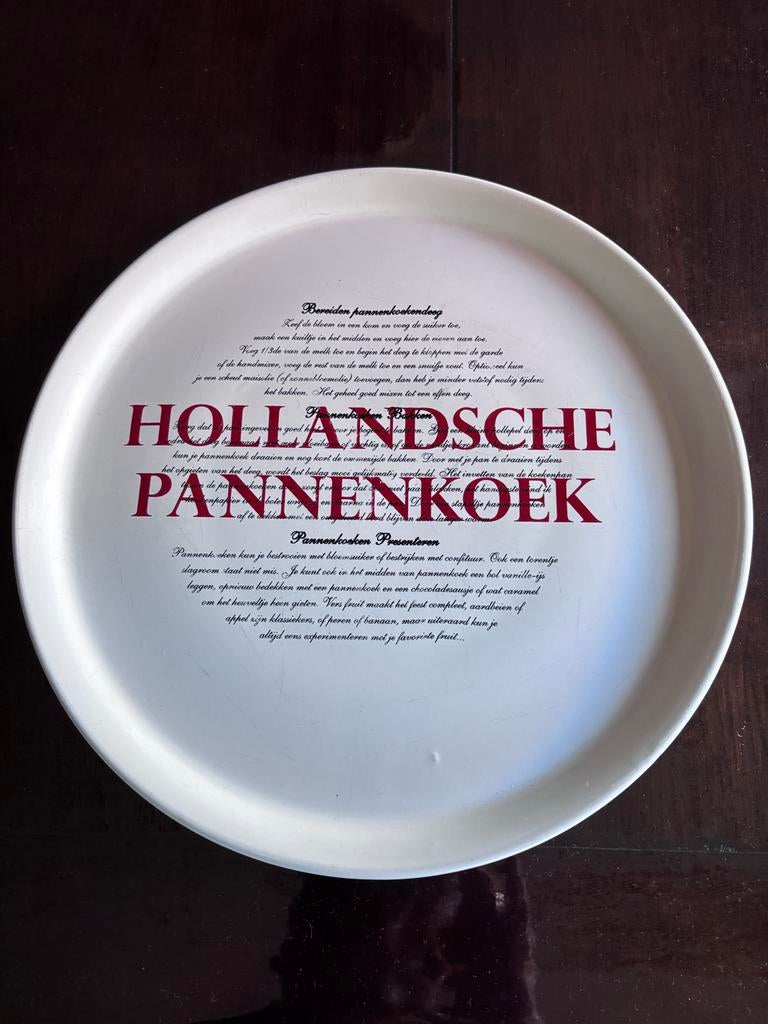 Gusta Pannenkoekbord met rode/zwarte tekst, Huis en Inrichting, Keuken | Servies, Ophalen of Verzenden, Zo goed als nieuw, Bord(en)