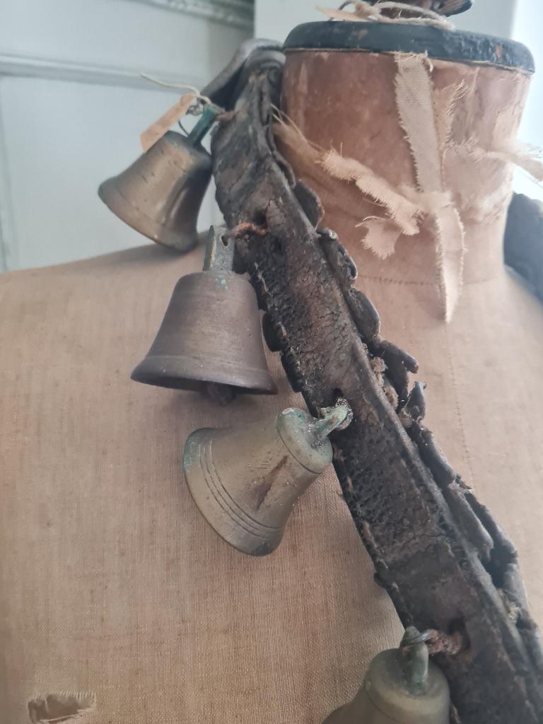 Antieke 95 cm lange bellenband met 12 bellen, Ophalen of Verzenden
