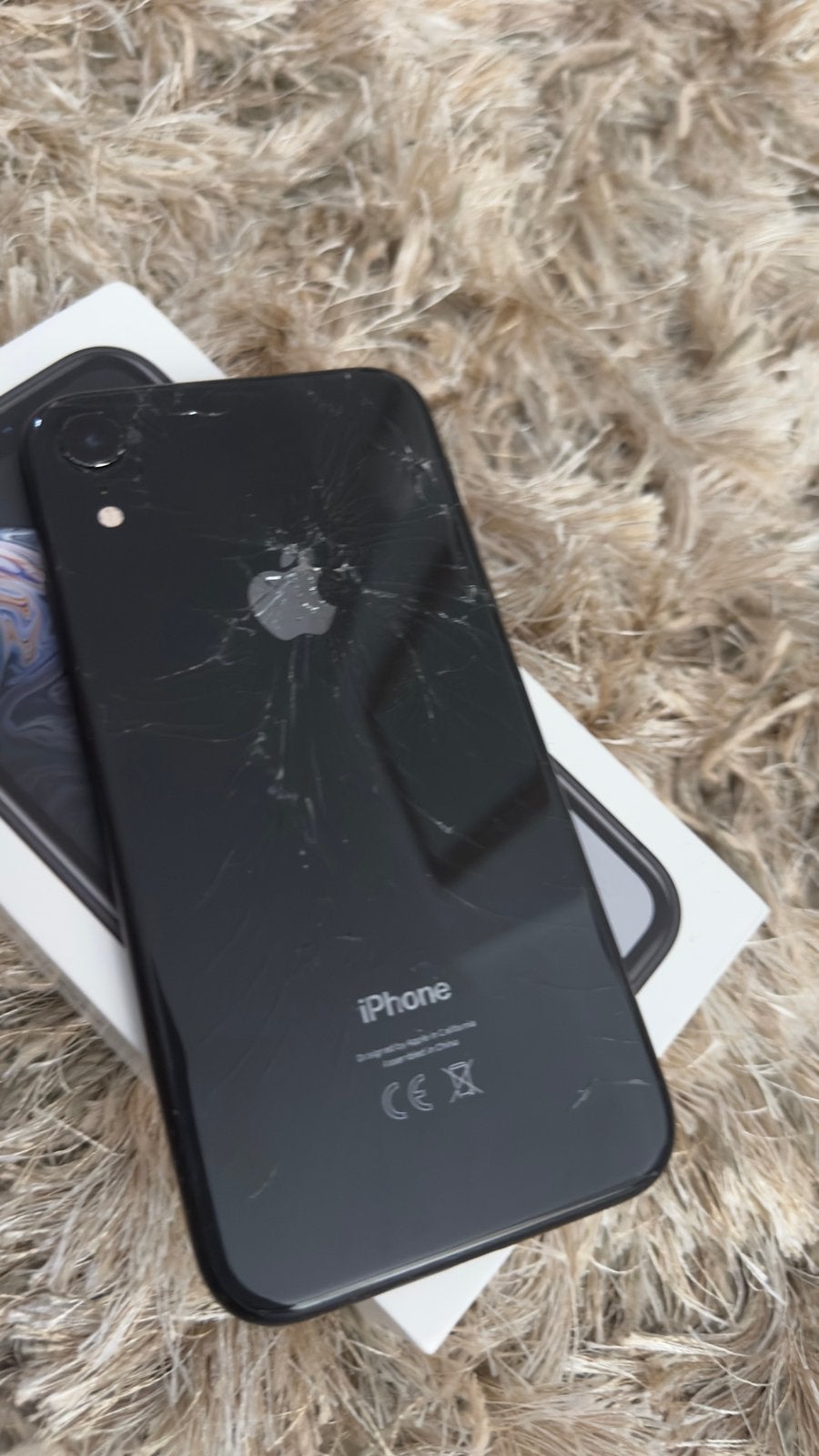 iPhone XR 128 GB - Scherm werkt, achterkant gebarsten, 80 %, Zwart, IPhone XR, Ophalen of Verzenden
