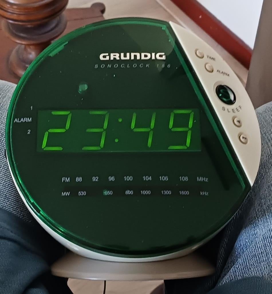 Vintage wekkerradio Grundig Sonoclock 186  jaren 70/80, Ophalen of Verzenden, Gebruikt, Analoog