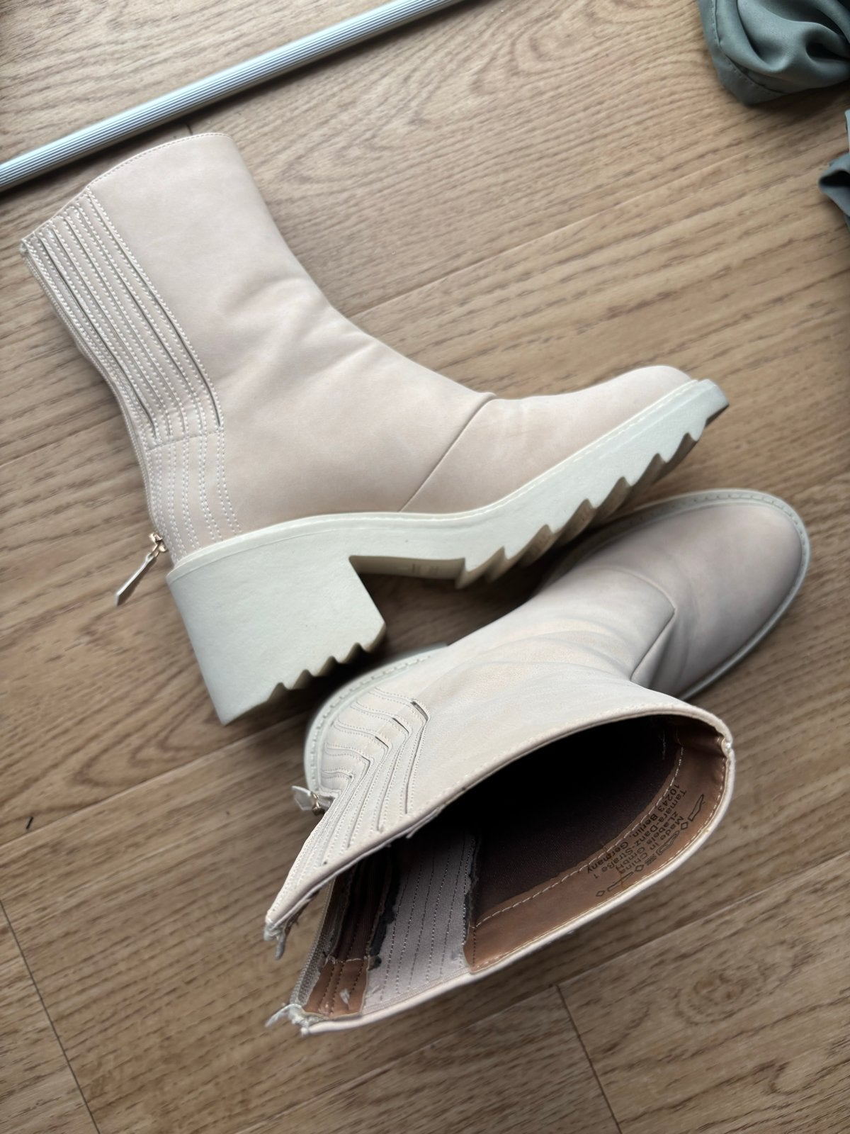 Mooie beige enkellaarzen maat 42, Ophalen of Verzenden, Zo goed als nieuw, Beige, Lage of Enkellaarzen
