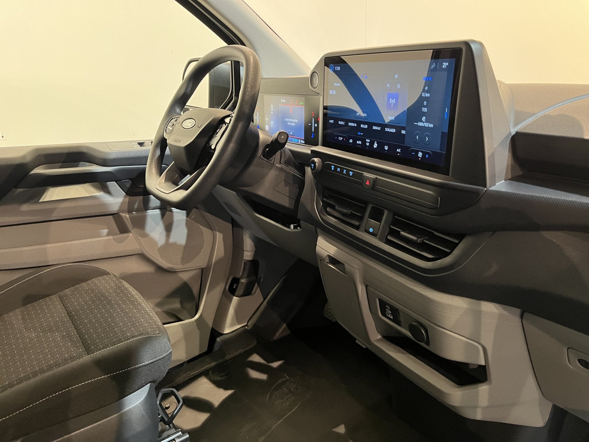 Ford E-Transit Custom 320 L1H1 Trend 65 kWh / 100% Elektrisc, Auto's, Automaat, Gebruikt, Zwart, Met garantie (alle)