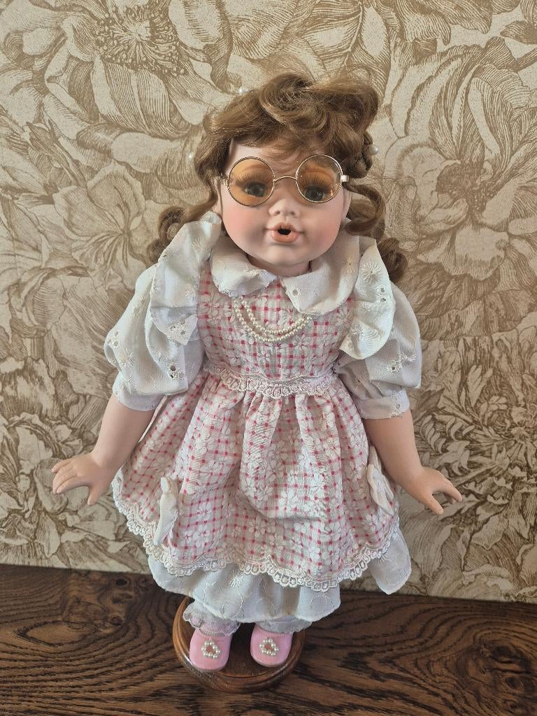 Vintage Porseleinen Pop met Bril, Ophalen of Verzenden, Gebruikt, Pop, Levensecht of Reborn