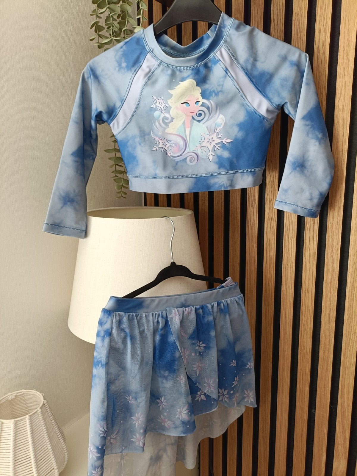 Elsa bikini met rok maat 116, leeftijd 5/6 blauw disney, Kinderen en Baby's, Babykleding | Baby-zwemkleding, Disney, Meisje, Overige maten