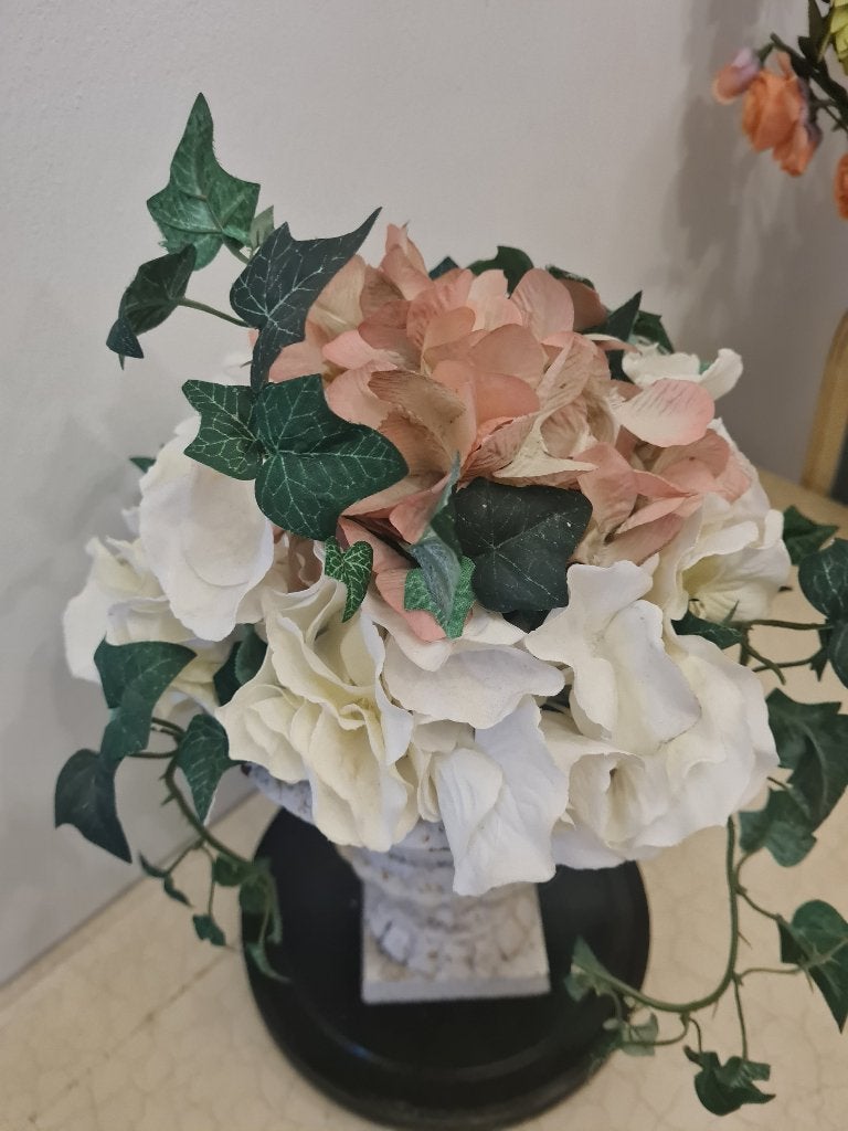 Vintage gietijzeren tuinvaas met kunstbloemen set 39,95, Antiek en Kunst, Curiosa en Brocante, Ophalen of Verzenden