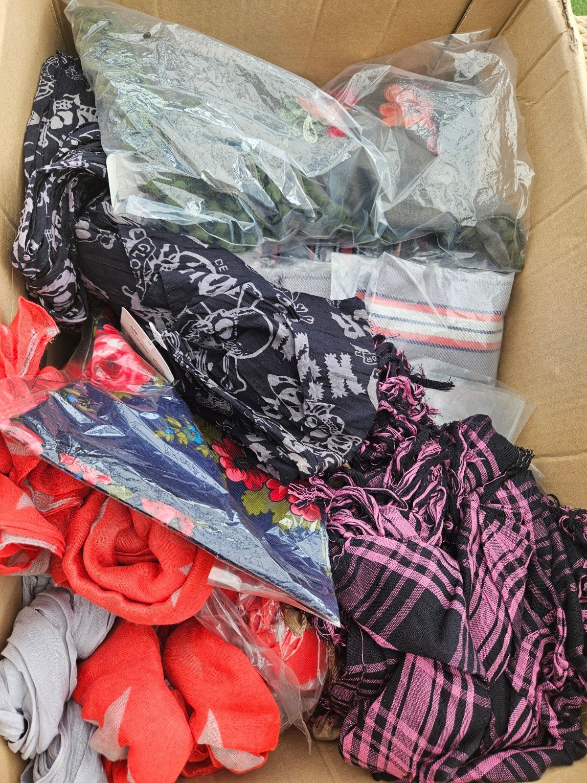 Groot pakket nieuwe sjaals, diverse kleuren en patronen, Ophalen of Verzenden, Nieuw, Sjaal