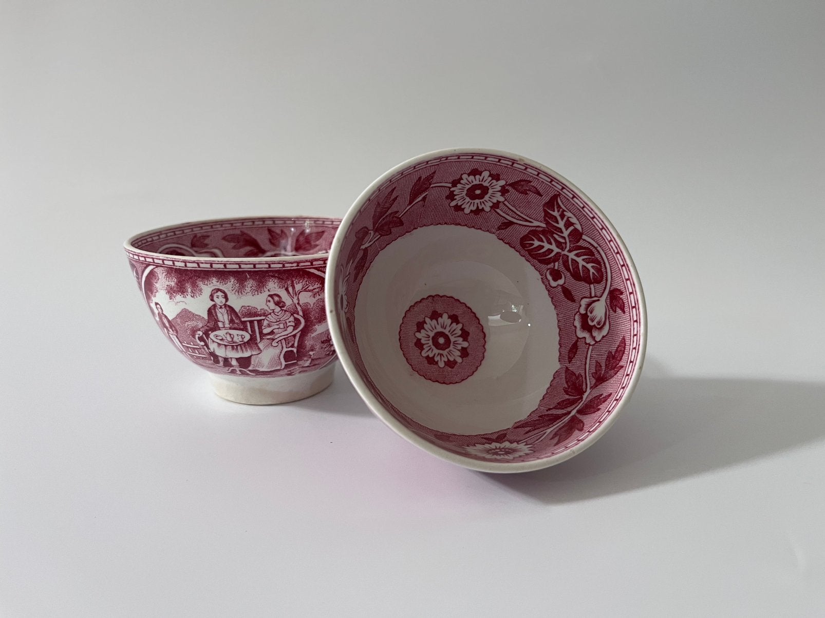 Set van 2 antieke Maastrichtse kommen ‘Tea Drinker’, rood, Antiek en Kunst, Antiek | Servies los, Ophalen of Verzenden