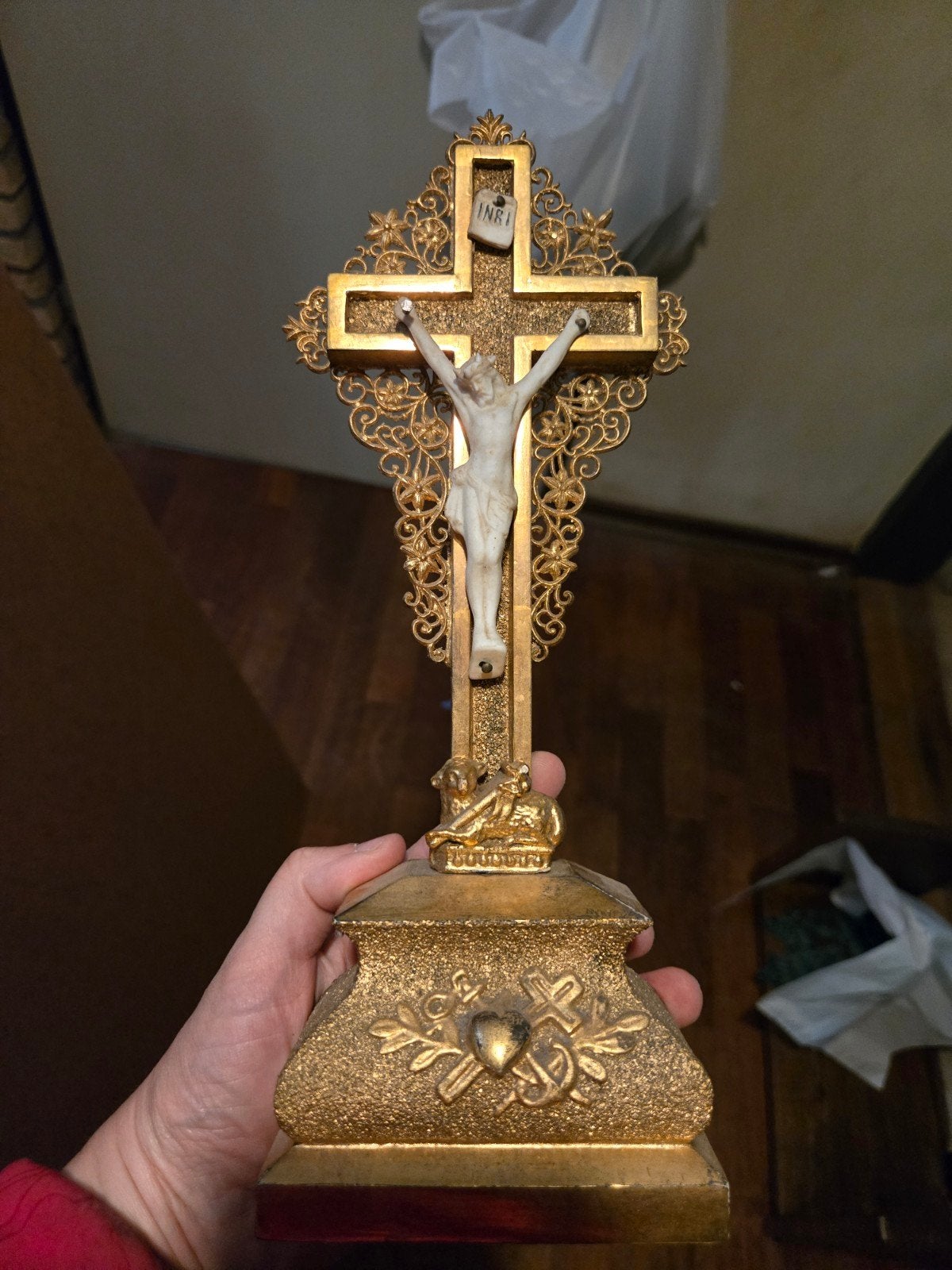 Gouden crucifix met porseleinen Christus rijkversierd, Antiek en Kunst, Antiek | Religie, Ophalen of Verzenden