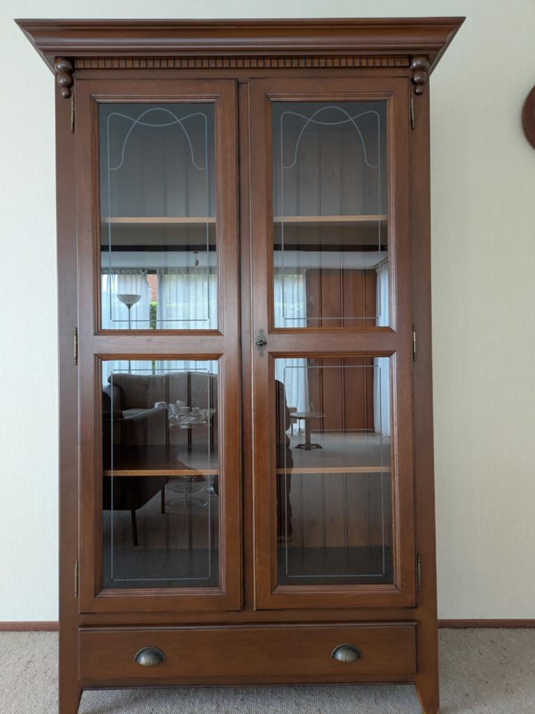 Mooie houten vitrinekast met glazen deuren en lade, Ophalen, Met deur(en), Glas, Klassiek