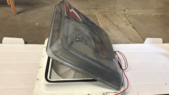 dakluik Fiamma Vario Top 40 x 40 12V, Ophalen of Verzenden, Gebruikt