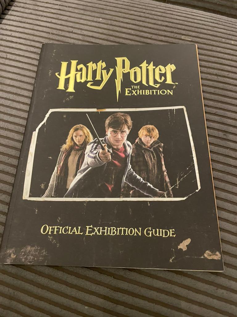 Harry Potter the exhibition official guide Engels boek, Ophalen of Verzenden, Zo goed als nieuw, Boek of Poster
