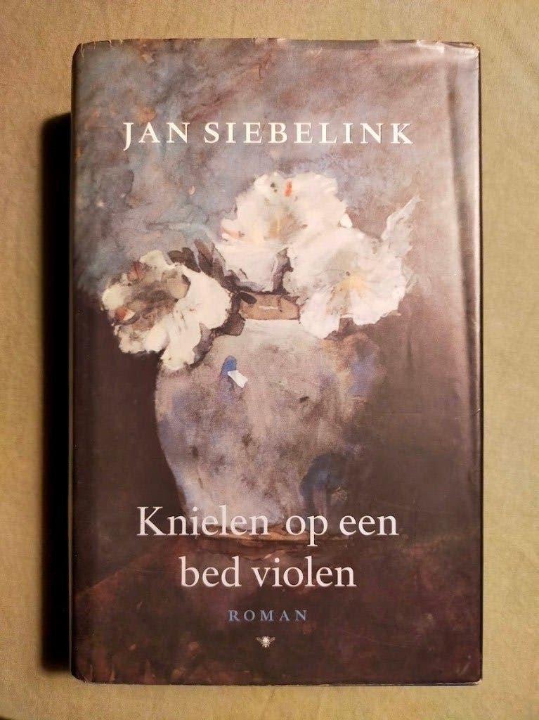 Gesigneerd: Jan Siebelink - Knielen op een bed violen (2005), Ophalen of Verzenden, Gelezen, Nederland