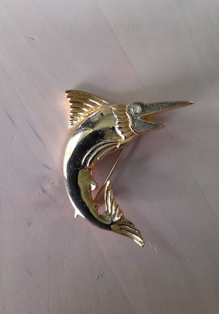 Mooie broche marlijn vis goudkleurig, Sieraden, Tassen en Uiterlijk, Overige materialen, 4 tot 7 cm, Gebruikt, Ophalen of Verzenden