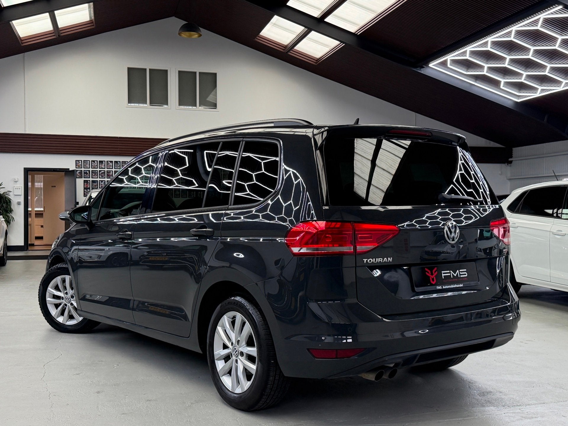 Volkswagen Touran 1.4 TSI Highline 7p CarPlay, Gebruikt, Zwart, 4 cilinders, 7 stoelen