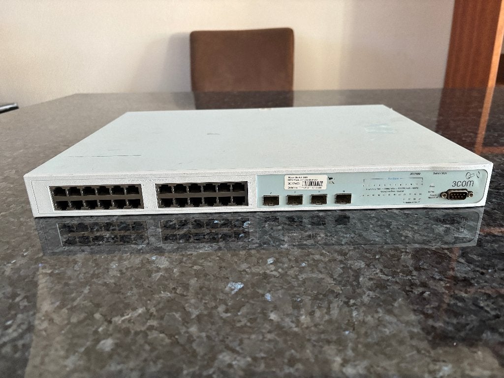 3Com 3824 24 Managed 10/100/1000 Switch, Computers en Software, Netwerk switches, Gebruikt, Ophalen of Verzenden