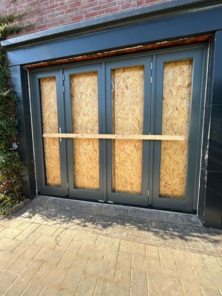 Nieuw houten kozijn met openslaande deuren en kunststof onde, Tuin en Terras, Tuinhuizen, Kunststof, Ophalen, Minder dan 250 cm