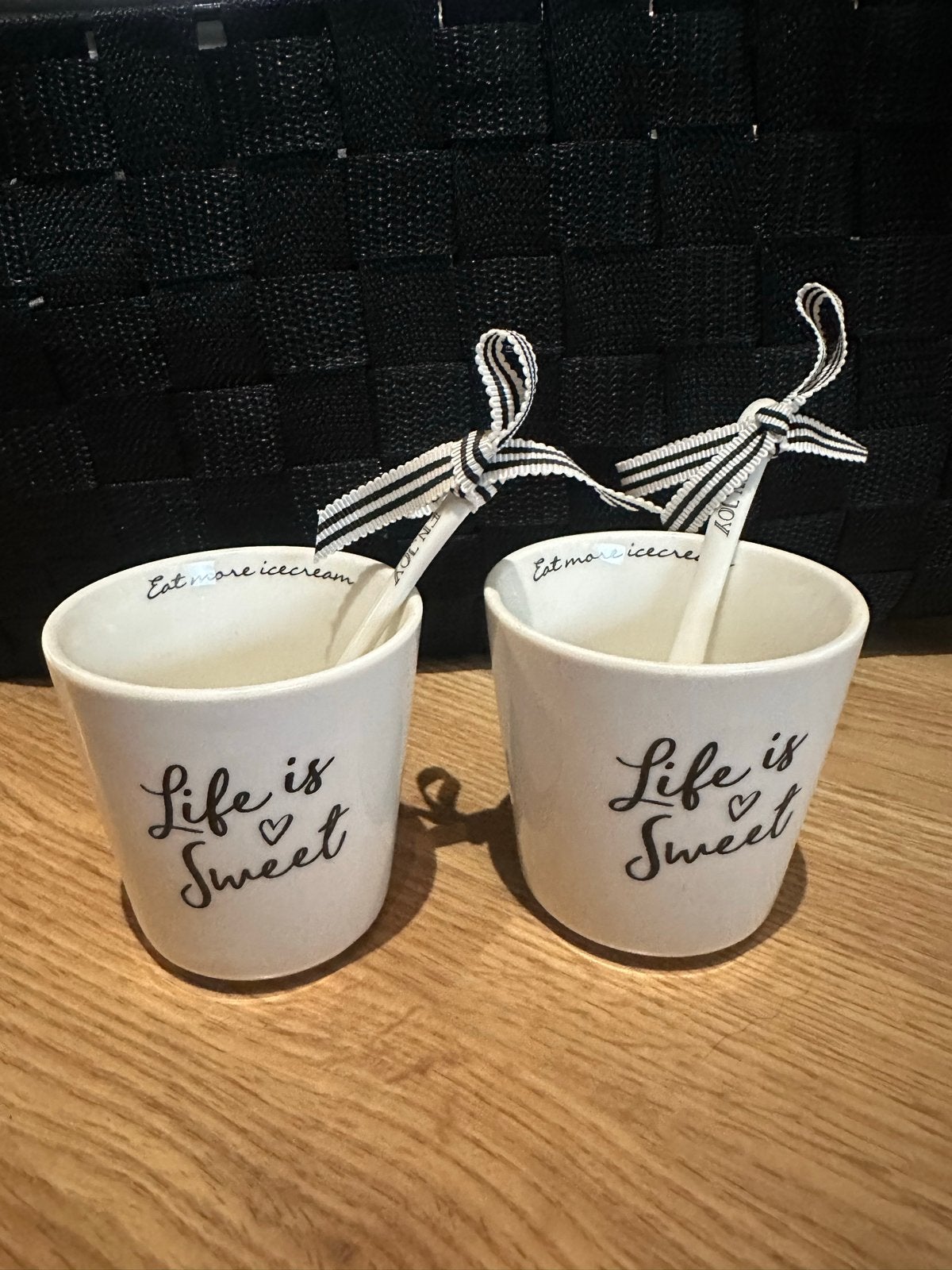 Riviera Maison ijsbekers met lepeltjes - Life is Sweet, Overige typen, Ophalen of Verzenden, Zo goed als nieuw, Steen/keramiek