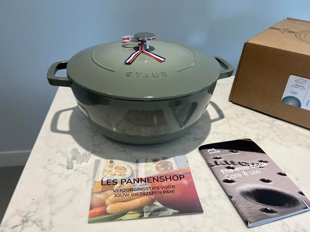 Staub Marmite 26 cm eucalyptus nieuw in de doos, Gietijzer, Nieuw, Ophalen of Verzenden, Staub