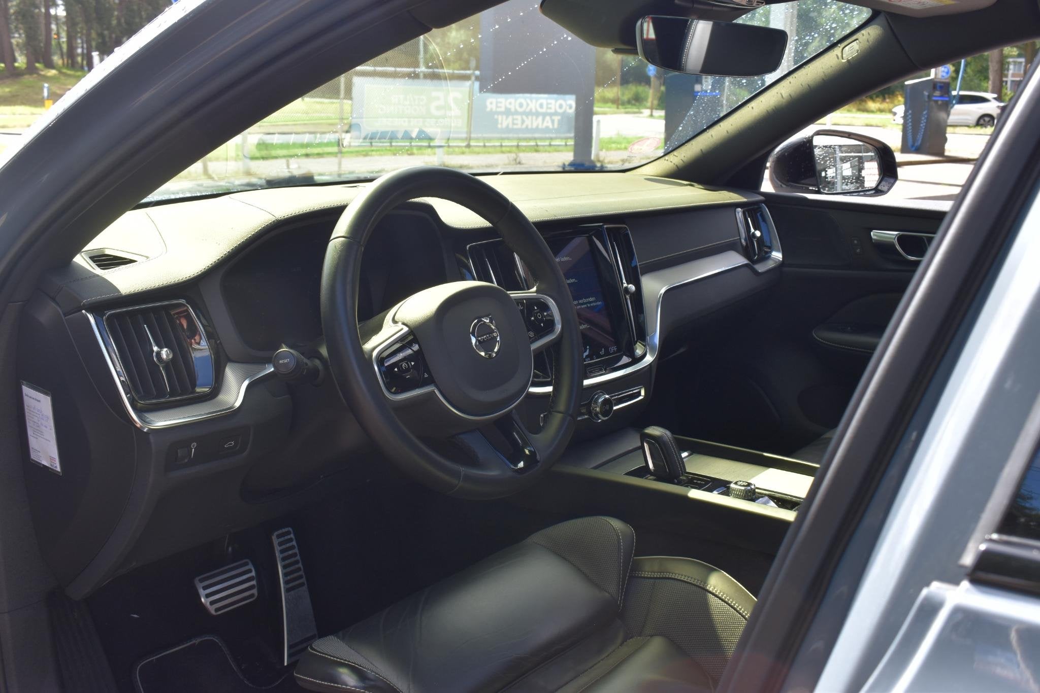 Volvo V60 2.0 B3 R-Design 1e Eigenaar | Schuifdak | Carplay, Euro 6, 4 cilinders, 1969 cc, 1634 kg