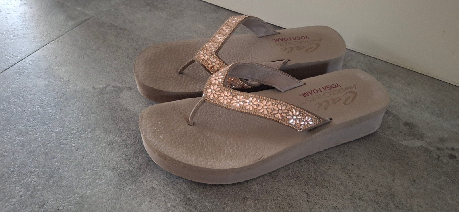 Skechers Yoga Foam Slippers Maat 40, Slippers, Skechers, Beige, Ophalen of Verzenden