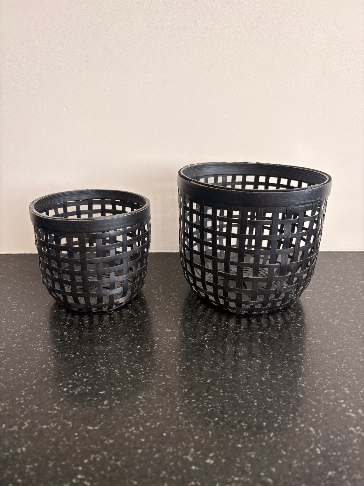 IKEA LUSTIGKURRE - Set van 2 zwarte bamboe manden, Zwart, Ophalen of Verzenden, Zo goed als nieuw, Natuurlijk materiaal