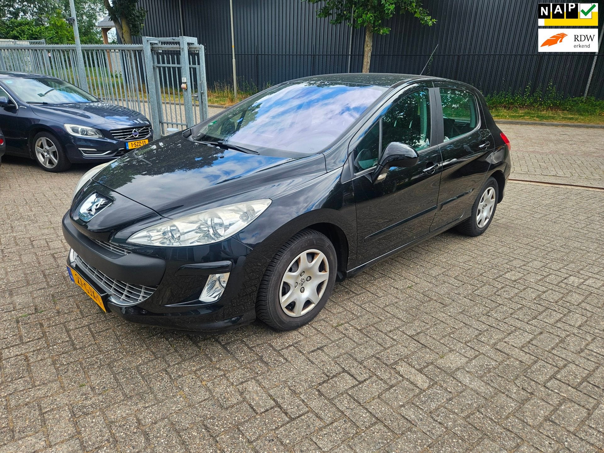 Peugeot 308 1.6 HDiF XS 5-DEURS AUTOMAAT 1E-EIGENAAR, Auto's, Gebruikt, 700 kg, Zwart, Origineel Nederlands