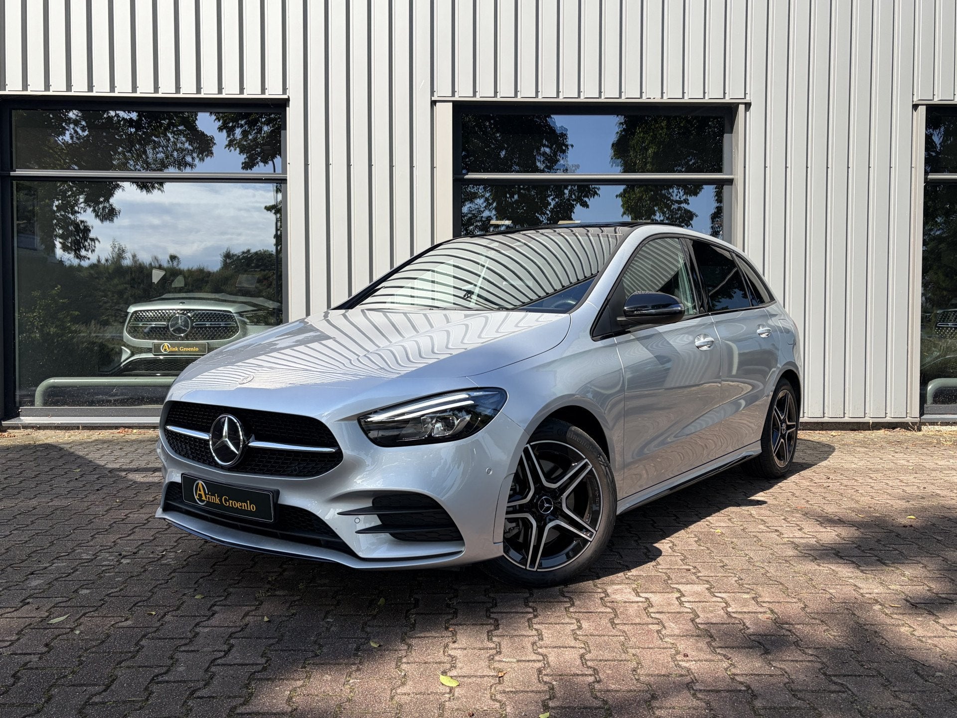 Mercedes-Benz B-Klasse 250 e Premium AMG Line, Panoramadak A, 12 maanden, Gebruikt, 4 cilinders, Leder en Stof