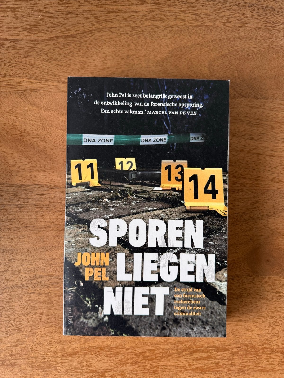 Sporen Liegen Niet - John Pel (forensisch rechercheur), Boeken, Ophalen of Verzenden, Zo goed als nieuw