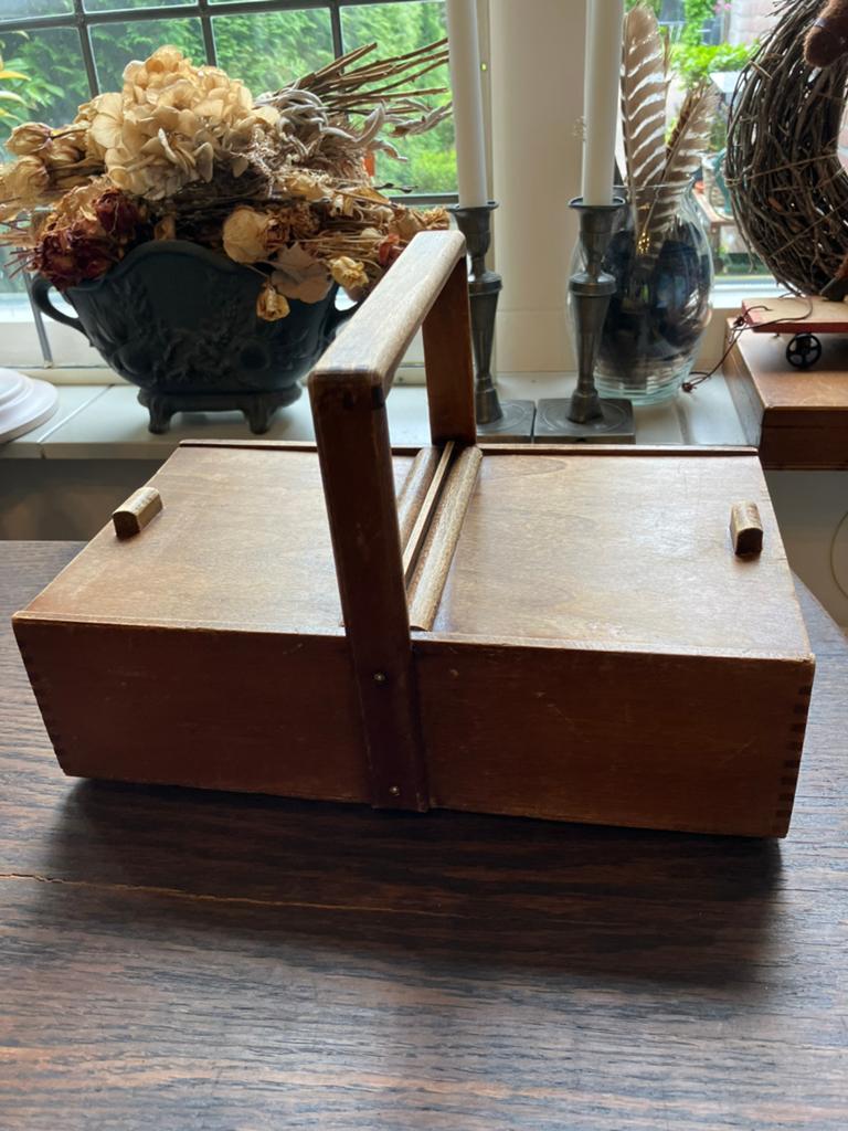 Antiek houten naaidoos met naaifournituren, Ophalen of Verzenden, Knoop of Knopen