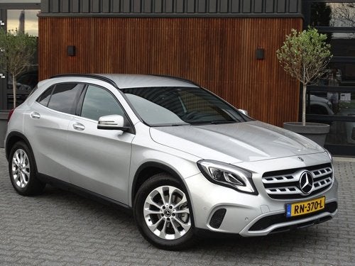 Mercedes-Benz GLA 180D 109PK automaat / LED / Apple CarPlay, Automaat, Gebruikt, 4 cilinders, Leder en Stof