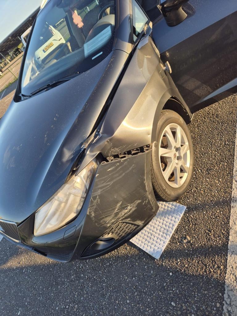 Seat Ibiza met schade linksvoor AUTO IS RIJDBAAR!!, Auto diversen, Schadeauto's, 1199 cc, Stationwagon, Ophalen of Verzenden, Zilver of Grijs