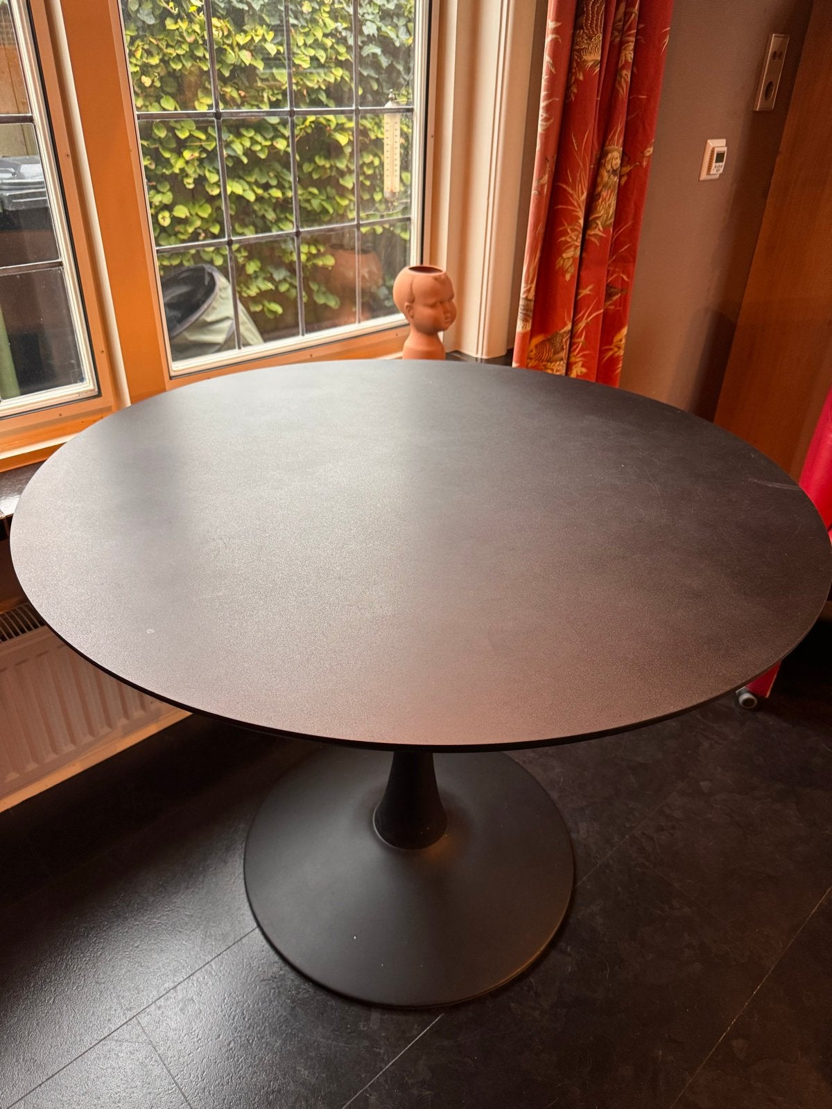 Ronde zwarte tafel met zwarte voetplaat - 1 meter, Ophalen, Gebruikt, 100 tot 150 cm, Rond