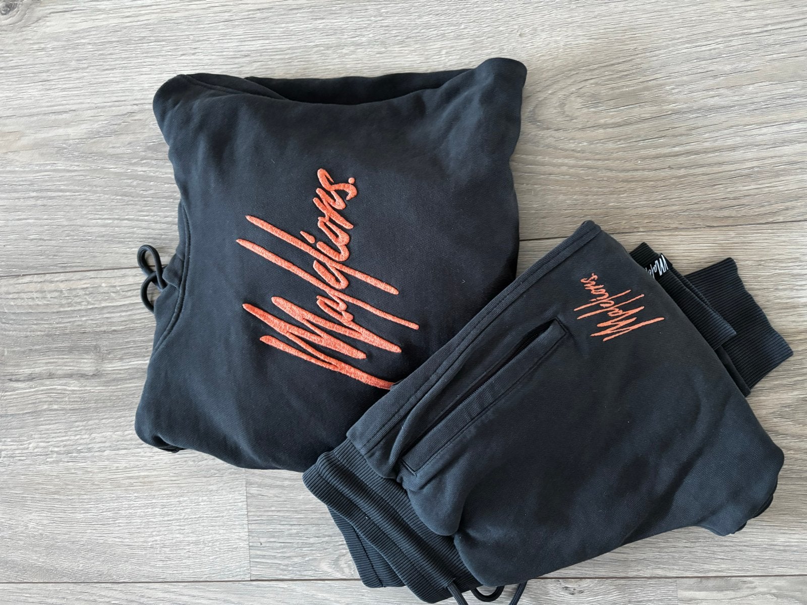 Malelions trainingspak maat 164 - Zwart met oranje logo, Kinderen en Baby's, Ophalen of Verzenden, Zo goed als nieuw, Jongen, Sport- of Zwemkleding